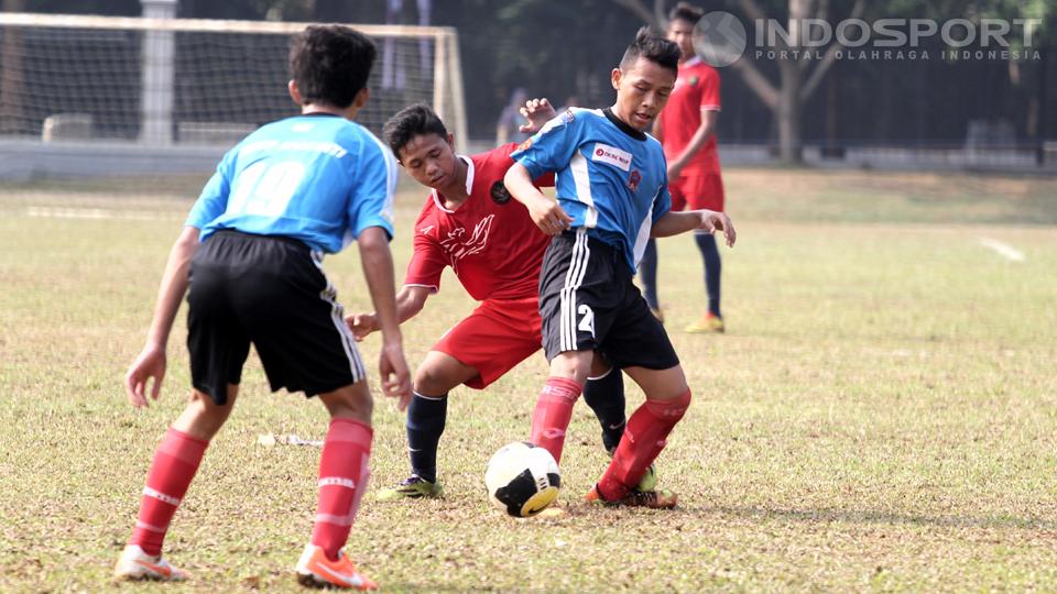 Para pemain Timnas U-14 terlihat bermain canggung dalam menghadapi para pemain Asiop.